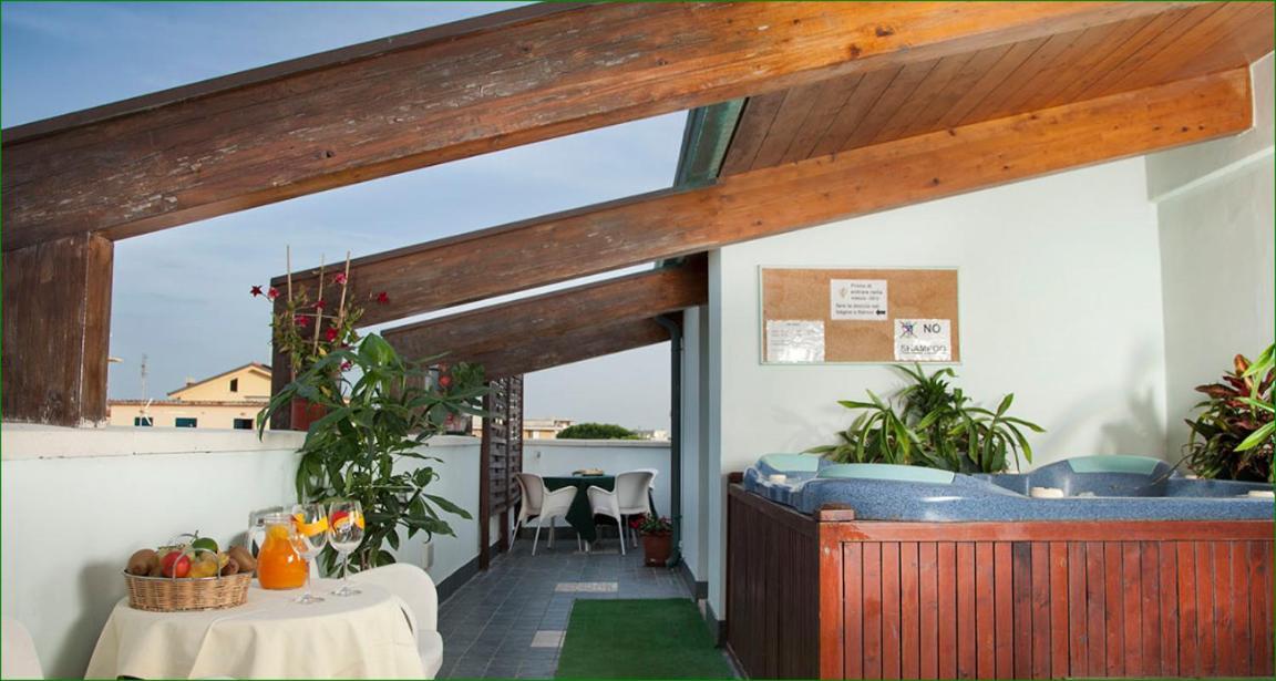 Hotel Verdemare Rimini Bagian luar foto