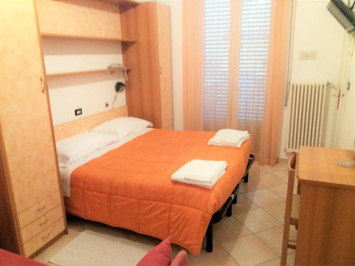 Hotel Verdemare Rimini Bagian luar foto