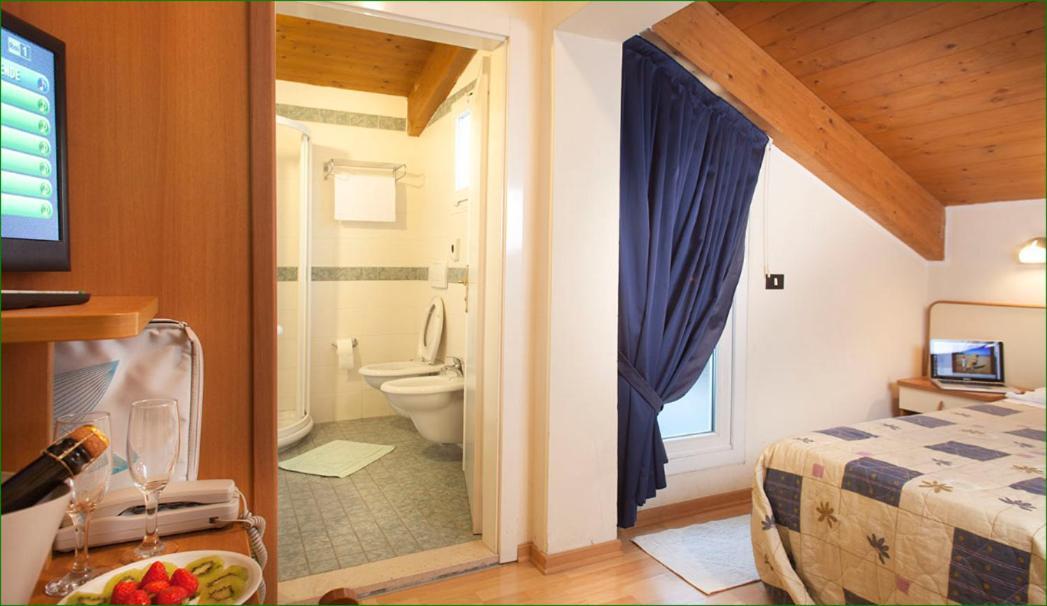 Hotel Verdemare Rimini Bagian luar foto