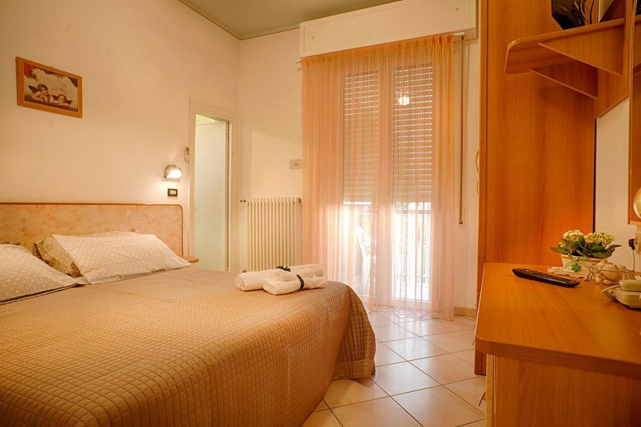 Hotel Verdemare Rimini Bagian luar foto